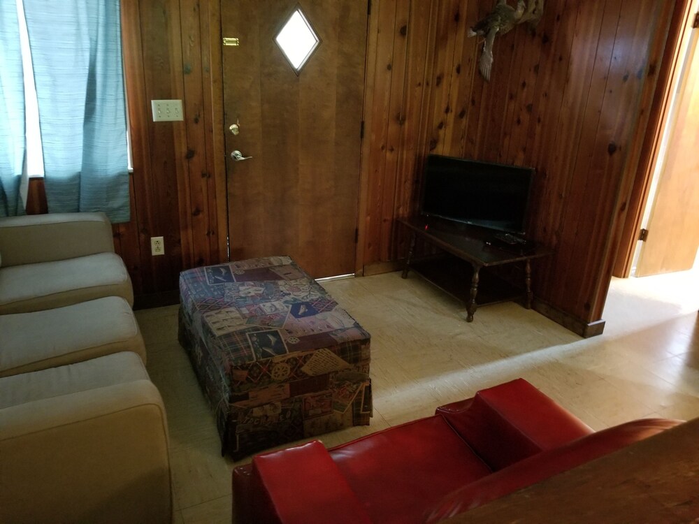 Quiet and cozy cabin with full kitchen and two bedrooms adjoining Lake