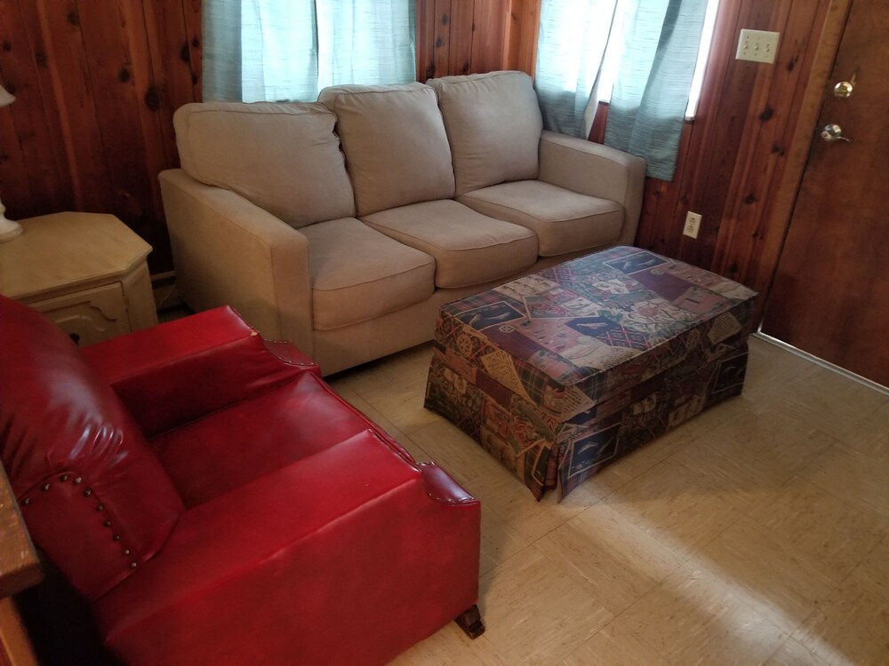 Quiet and cozy cabin with full kitchen and two bedrooms adjoining Lake