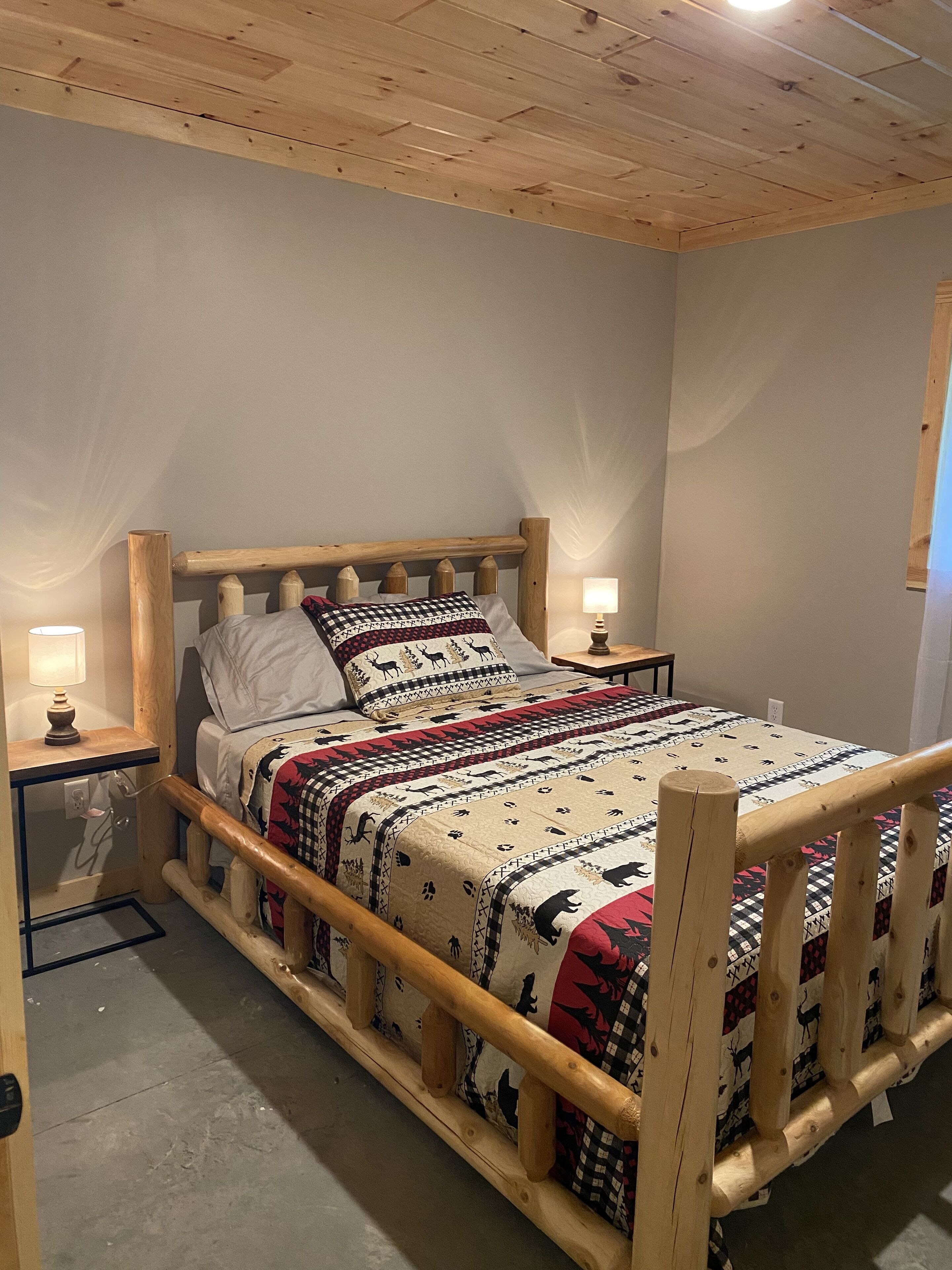Newer 2 bedroom with loft cabin in the woods in Kalkaska, United States