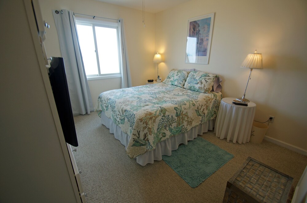 KD1401C Charming 2 BR oceanfront condo that has breathtaking ocean
