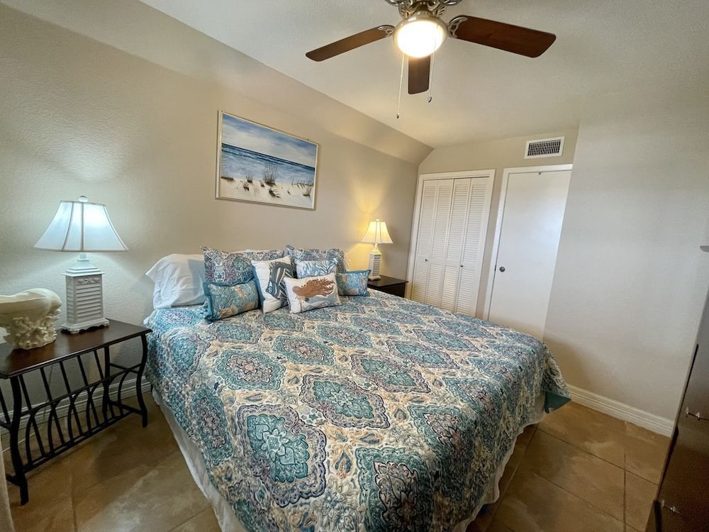 Top Floor Aransas Bay Waterfront Condo w/ Lighted Pier, Pool & Pet