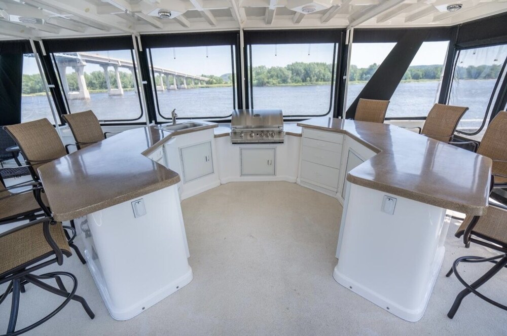 72’ Skipperliner Yacht with 6 person hot tub and pro audio. 