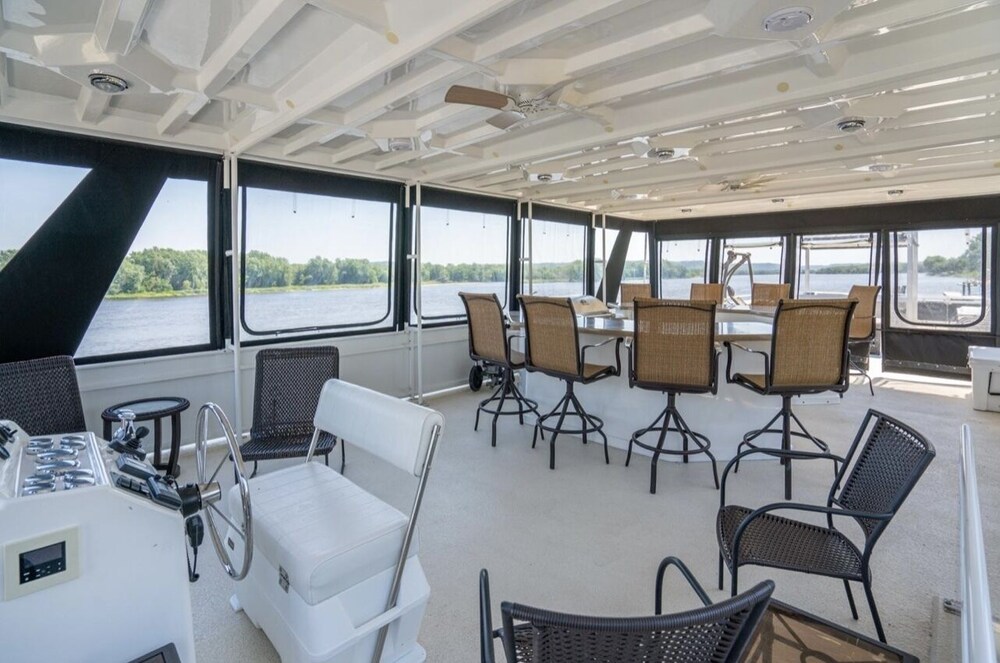 72’ Skipperliner Yacht with 6 person hot tub and pro audio. 