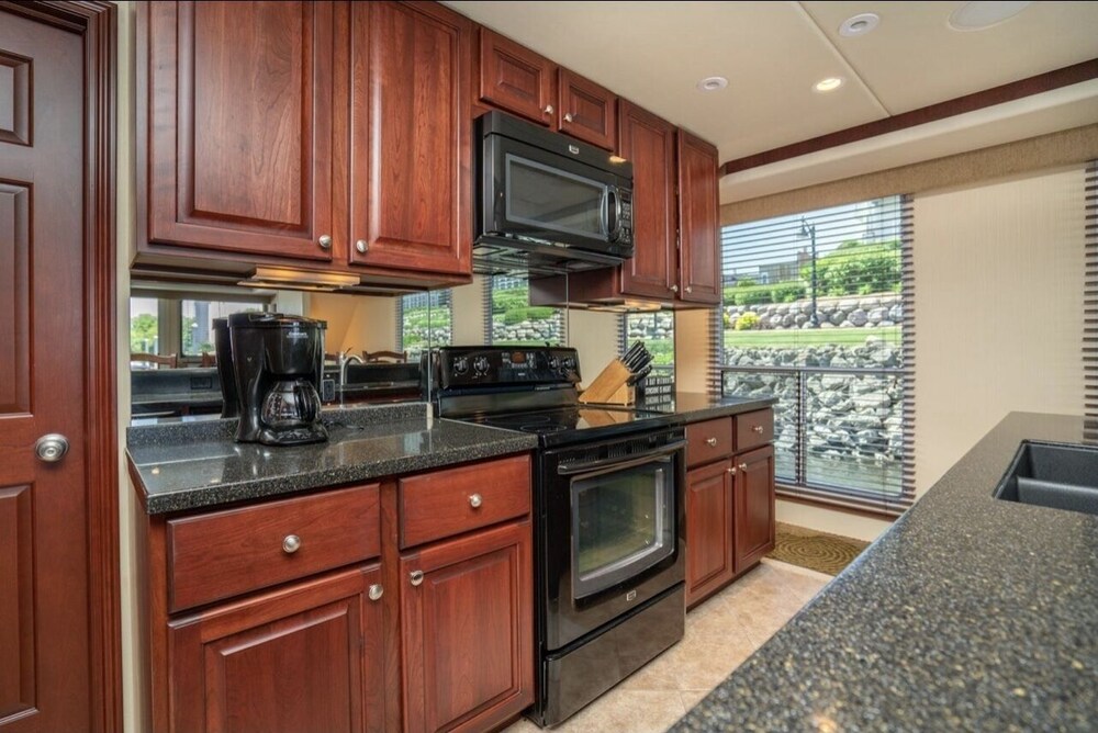 72’ Skipperliner Yacht with 6 person hot tub and pro audio. 