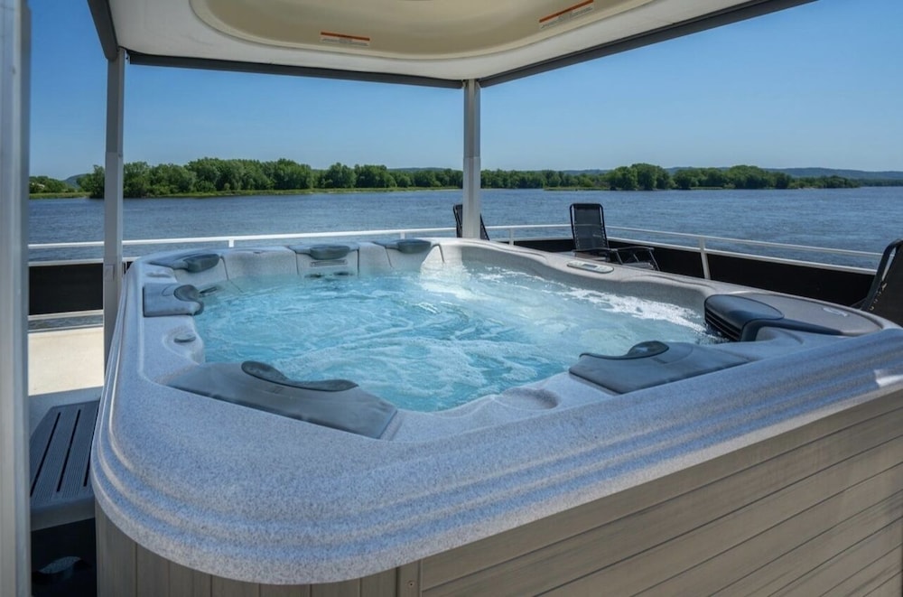72’ Skipperliner Yacht with 6 person hot tub and pro audio. 
