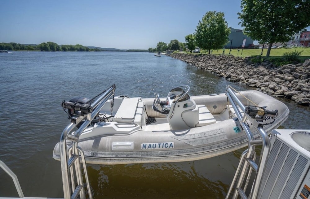 72’ Skipperliner Yacht with 6 person hot tub and pro audio. 