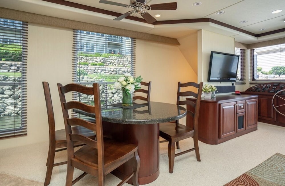 72’ Skipperliner Yacht with 6 person hot tub and pro audio. 