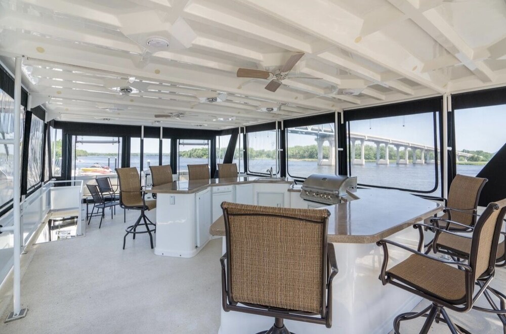 72’ Skipperliner Yacht with 6 person hot tub and pro audio. 