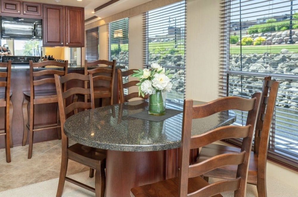 72’ Skipperliner Yacht with 6 person hot tub and pro audio. 