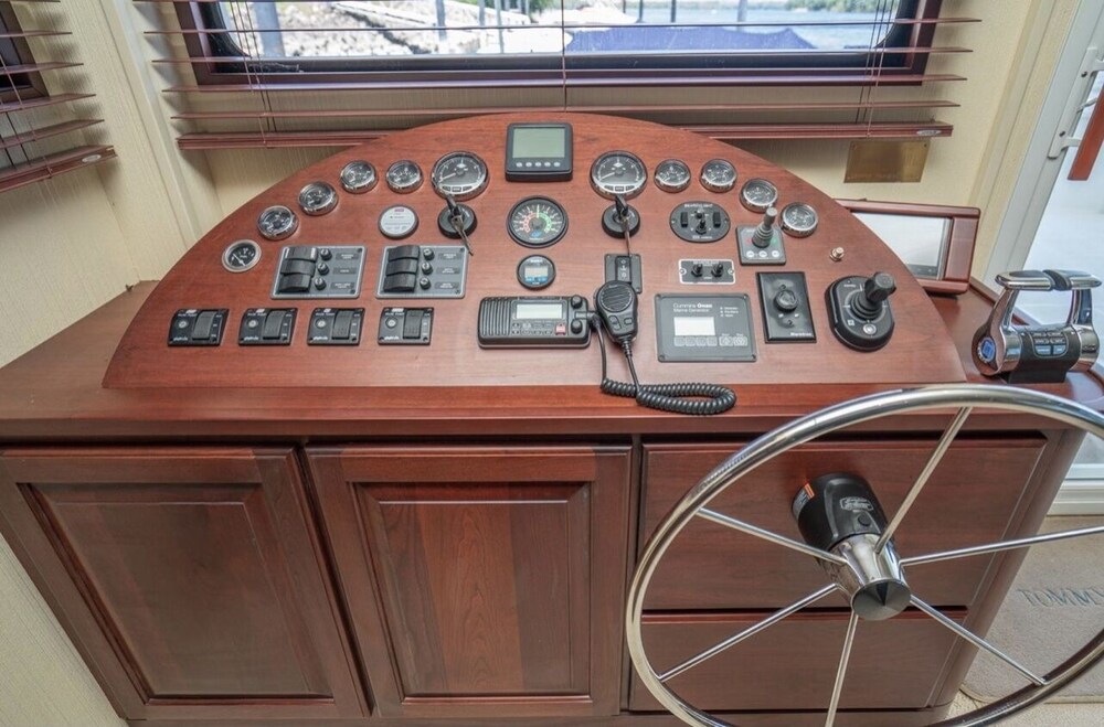 72’ Skipperliner Yacht with 6 person hot tub and pro audio. 