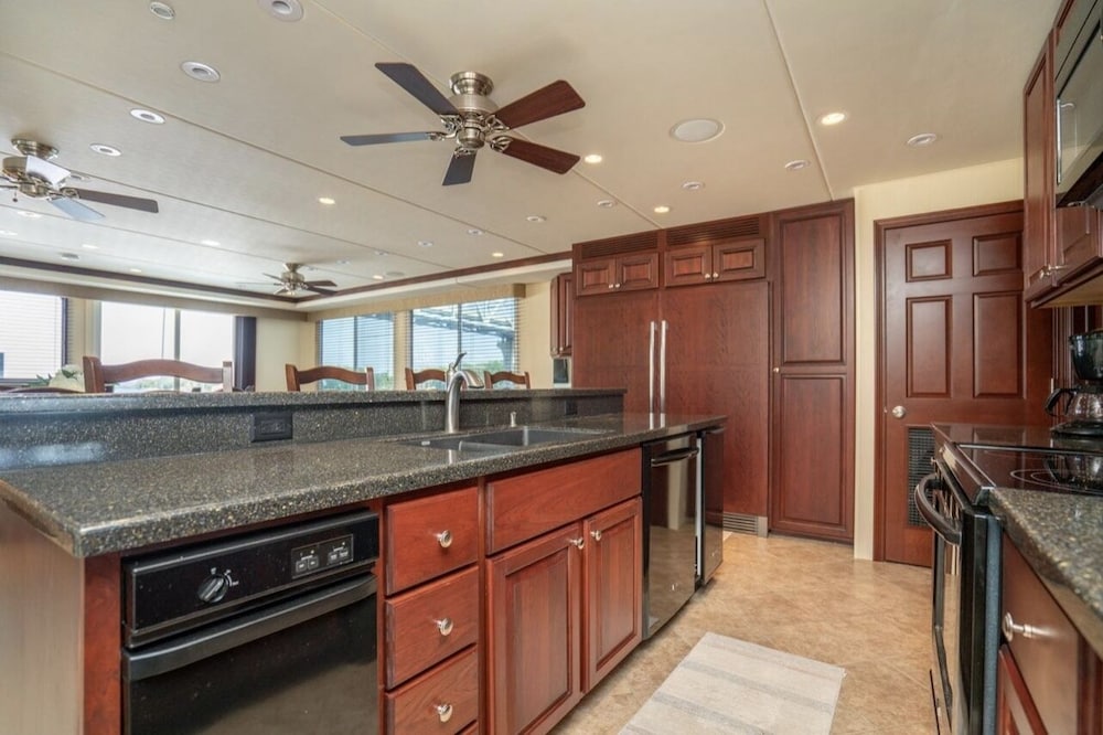 72’ Skipperliner Yacht with 6 person hot tub and pro audio. 