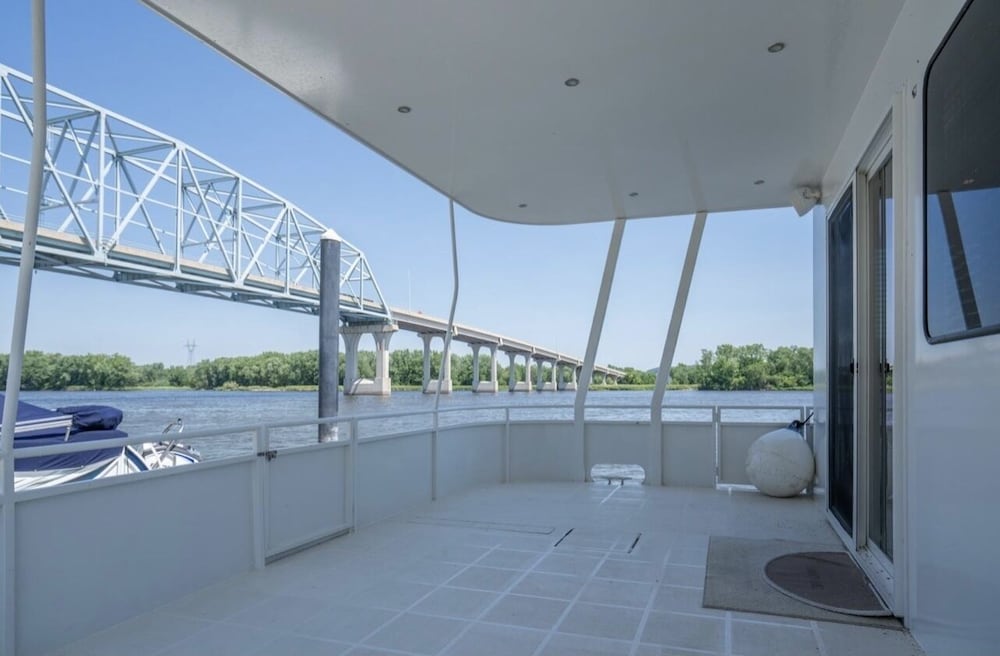 72’ Skipperliner Yacht with 6 person hot tub and pro audio. 