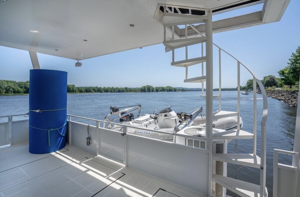 72’ Skipperliner Yacht with 6 person hot tub and pro audio. 