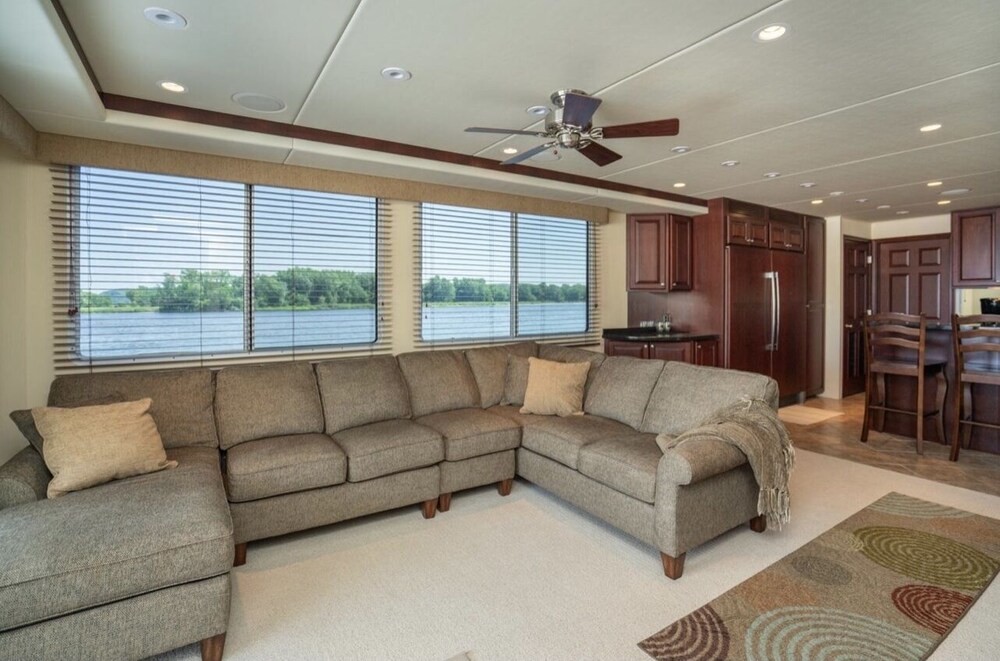 72’ Skipperliner Yacht with 6 person hot tub and pro audio. 