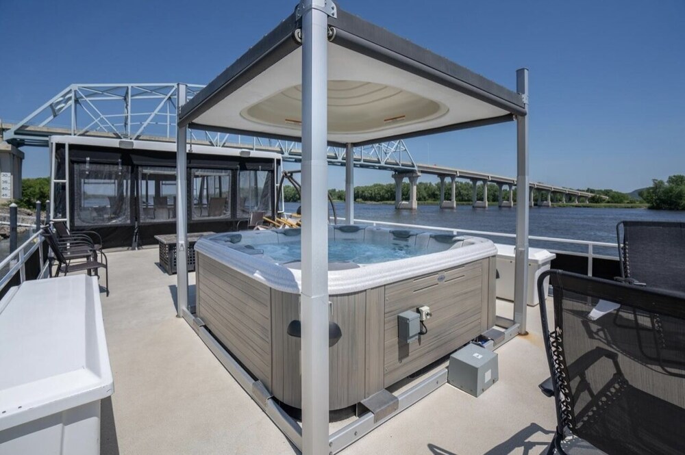 72’ Skipperliner Yacht with 6 person hot tub and pro audio. 