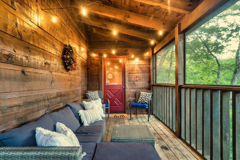 *Prime Location* 4br/4ba Cozy Log Cabin | Hot Tub, WIFI |