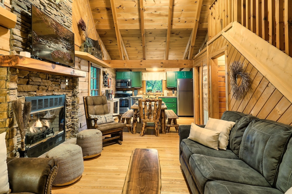 *Prime Location* 4br/4ba Cozy Log Cabin | Hot Tub, WIFI |