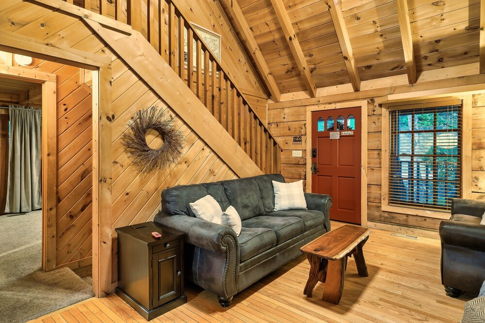 *Prime Location* 4br/4ba Cozy Log Cabin | Hot Tub, WIFI |