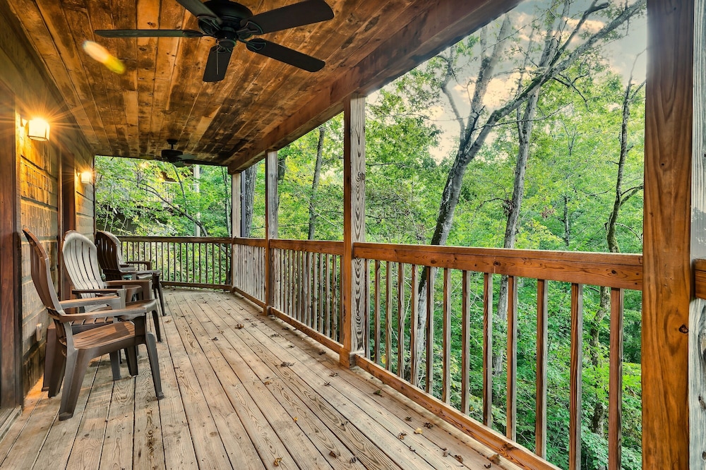 *Prime Location* 4br/4ba Cozy Log Cabin | Hot Tub, WIFI |