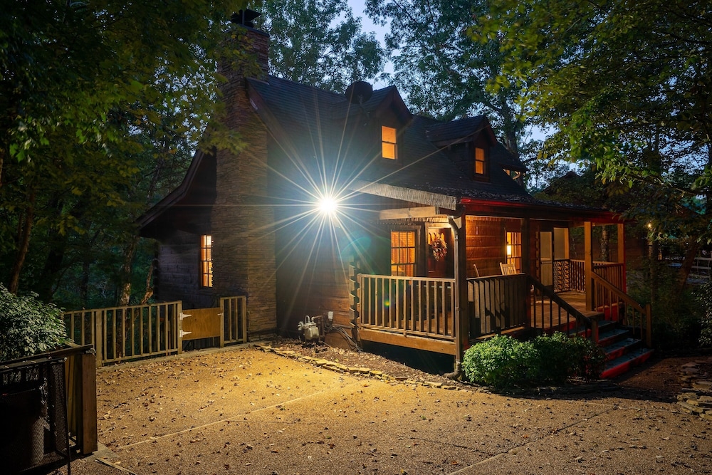 *Prime Location* 4br/4ba Cozy Log Cabin | Hot Tub, WIFI |