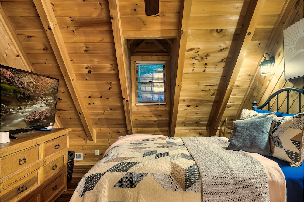 *Prime Location* 4br/4ba Cozy Log Cabin | Hot Tub, WIFI |