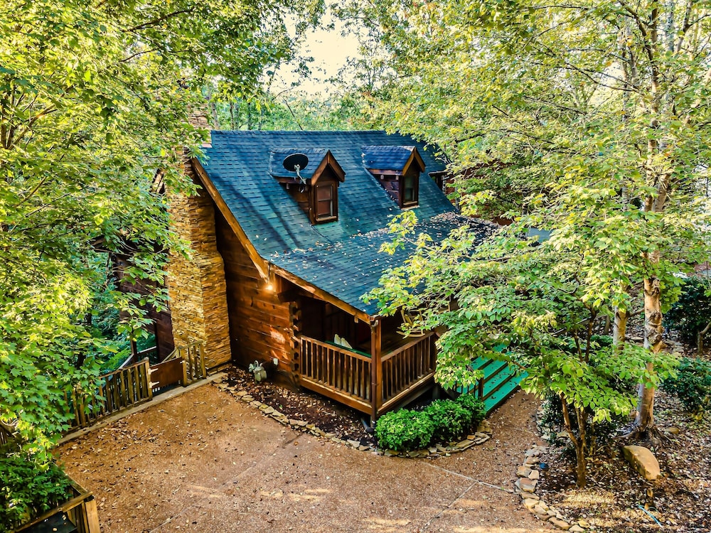 *Prime Location* 4br/4ba Cozy Log Cabin | Hot Tub, WIFI |