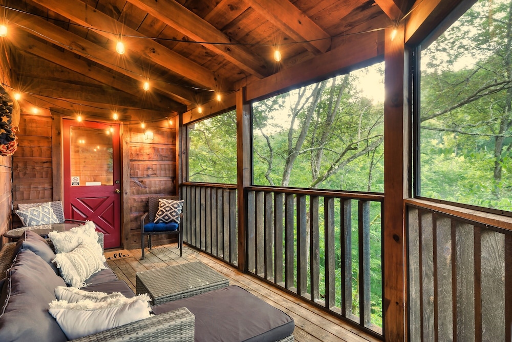 *Prime Location* 4br/4ba Cozy Log Cabin | Hot Tub, WIFI |