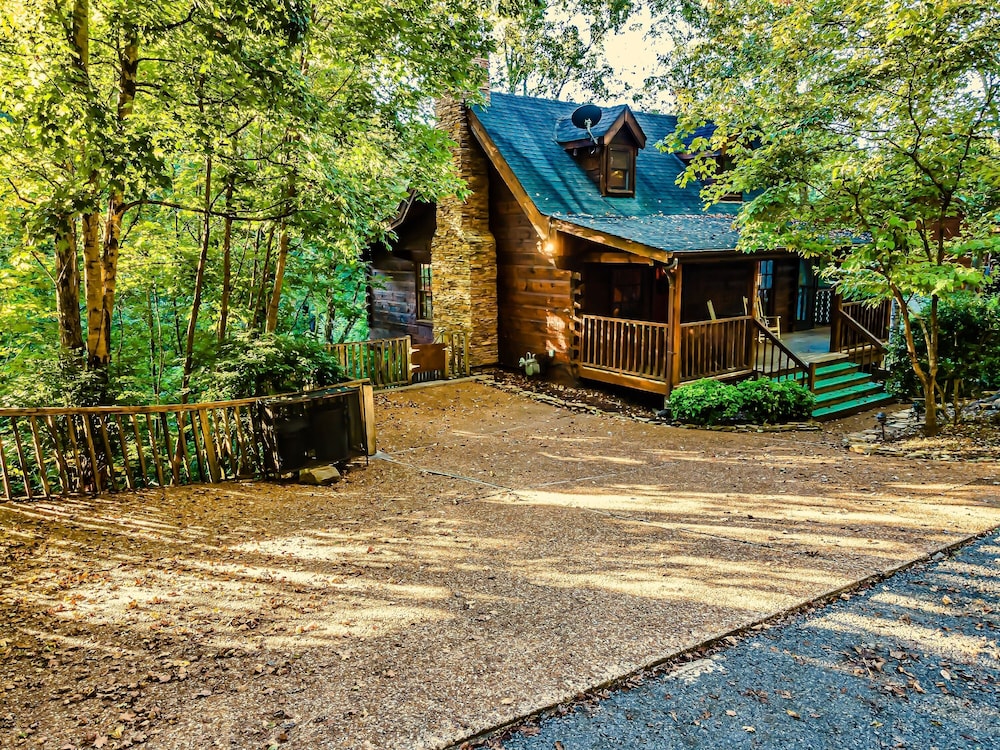 *Prime Location* 4br/4ba Cozy Log Cabin | Hot Tub, WIFI |