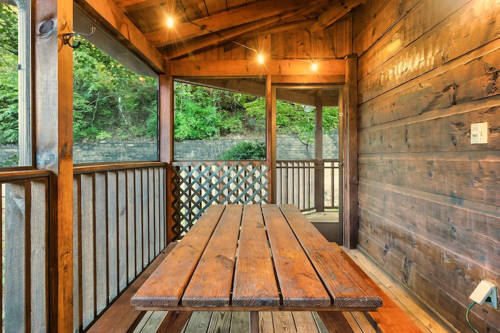 *Prime Location* 4br/4ba Cozy Log Cabin | Hot Tub, WIFI |