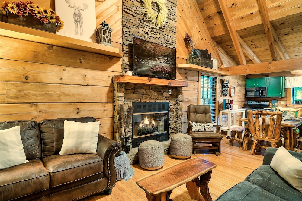 *Prime Location* 4br/4ba Cozy Log Cabin | Hot Tub, WIFI |