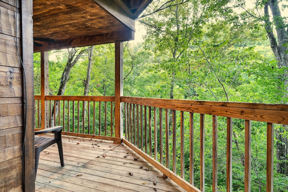 *Prime Location* 4br/4ba Cozy Log Cabin | Hot Tub, WIFI |