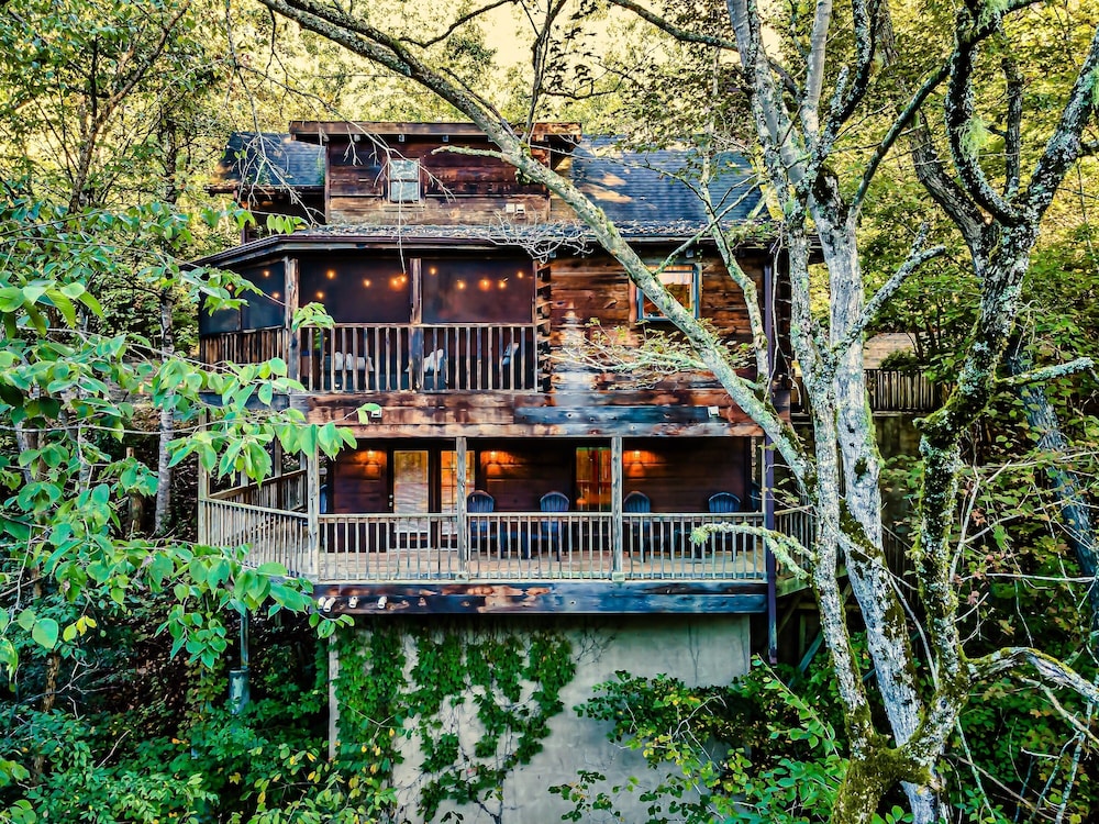 *Prime Location* 4br/4ba Cozy Log Cabin | Hot Tub, WIFI |