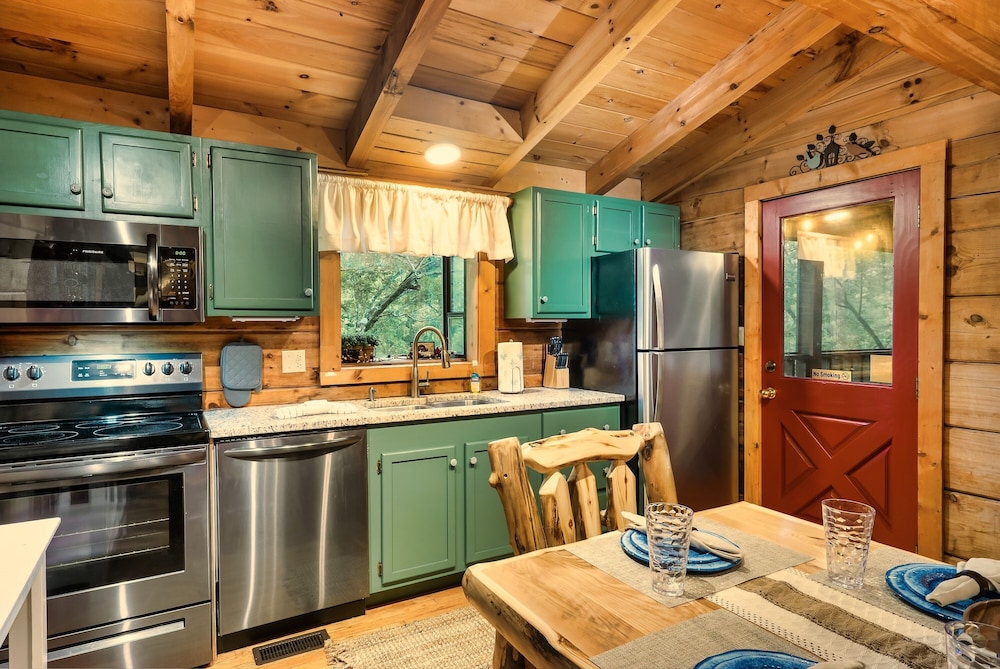 *Prime Location* 4br/4ba Cozy Log Cabin | Hot Tub, WIFI |