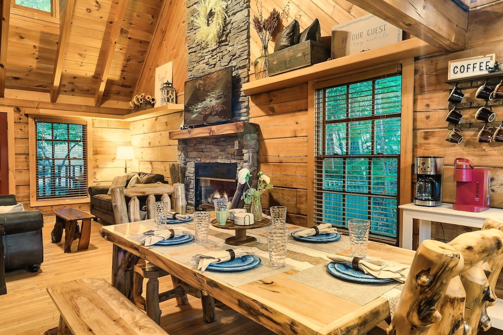 *Prime Location* 4br/4ba Cozy Log Cabin | Hot Tub, WIFI |