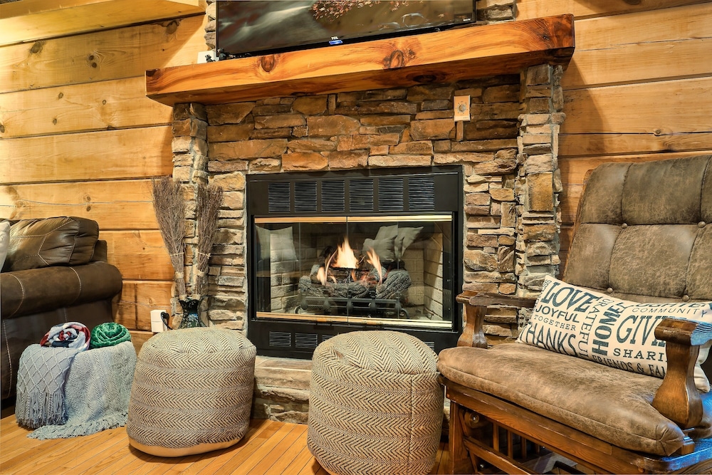 *Prime Location* 4br/4ba Cozy Log Cabin | Hot Tub, WIFI |