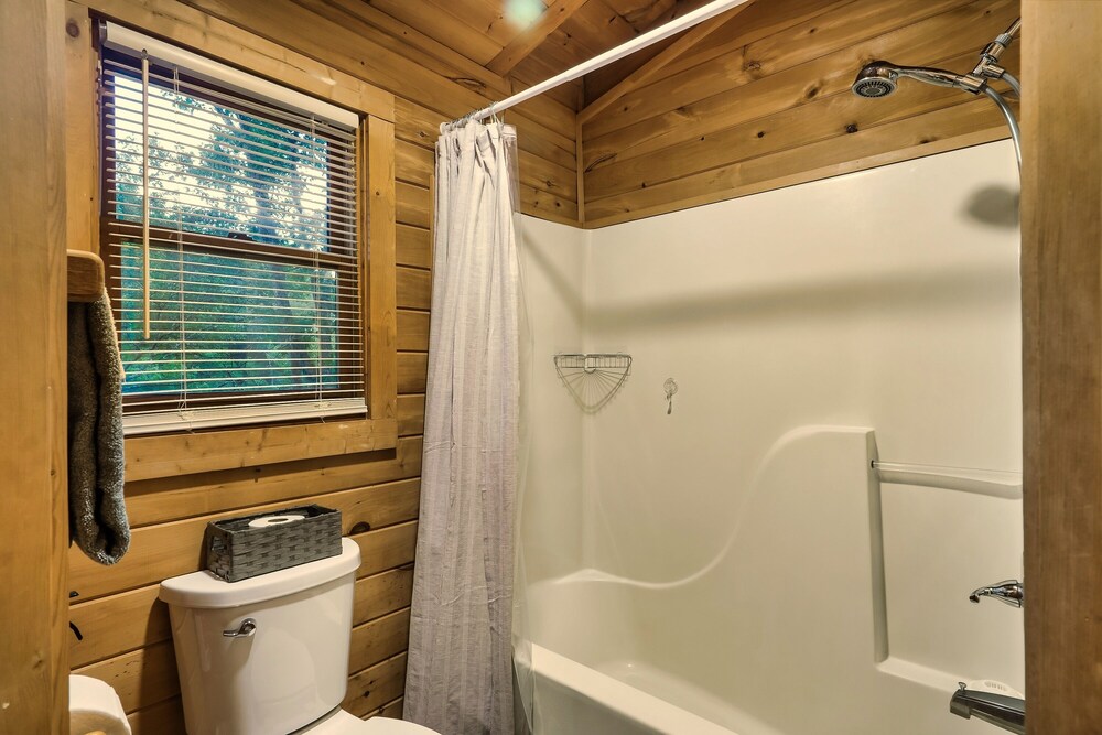 *Prime Location* 4br/4ba Cozy Log Cabin | Hot Tub, WIFI |