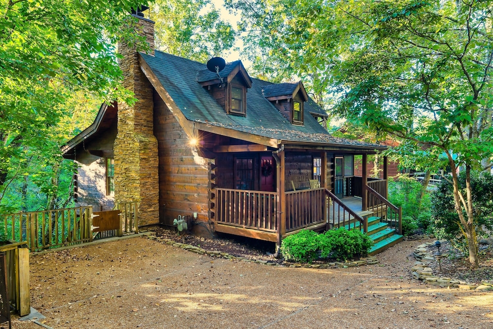 *Prime Location* 4br/4ba Cozy Log Cabin | Hot Tub, WIFI |