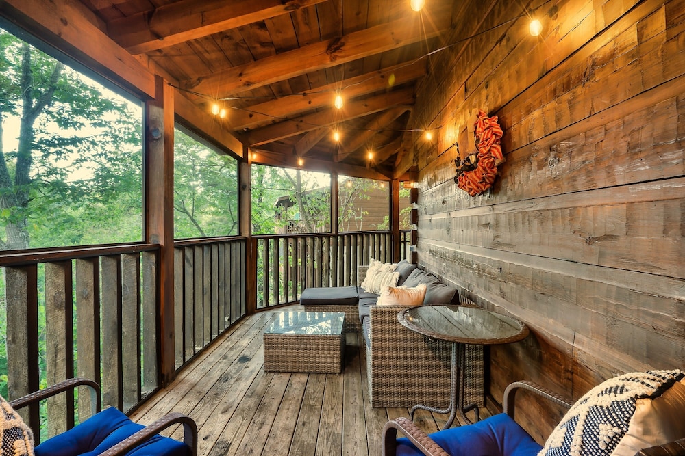 *Prime Location* 4br/4ba Cozy Log Cabin | Hot Tub, WIFI |