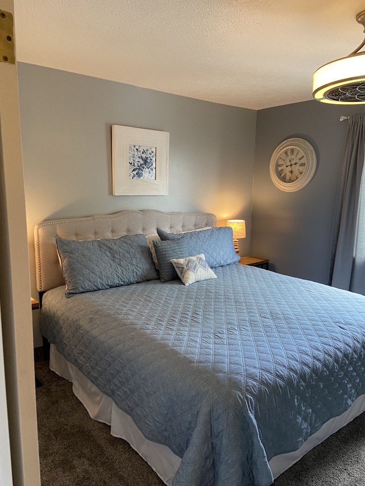 Newly Remodeled/ Beautiful Waterfront Condo 30' dock Port Clinton