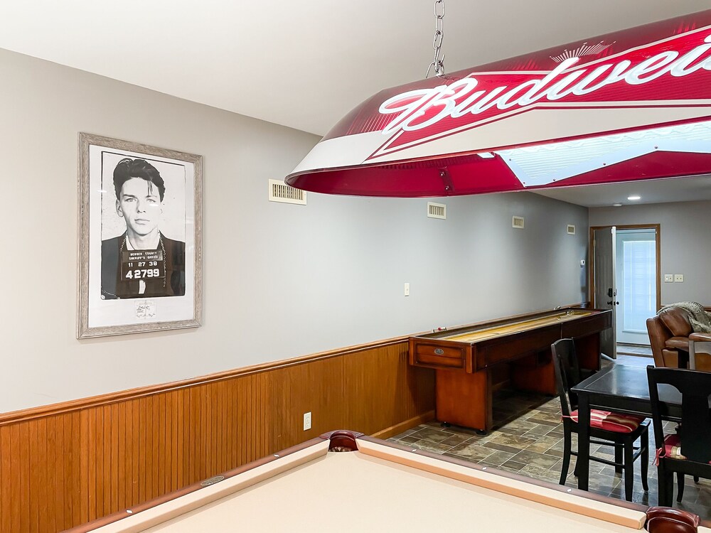 Bee's Knees Private Heated Pool and Hot Tub, Dog Friendly, Wineries