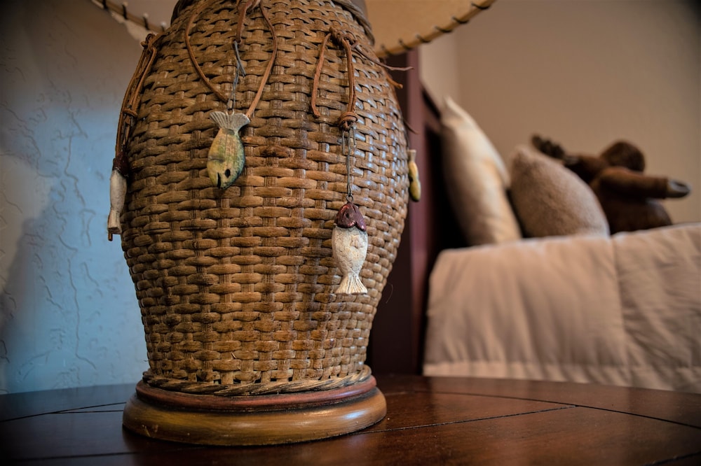 TORREON, AZ Wall of windows, pine views,open plan, 1pm CHECK IN/OUT