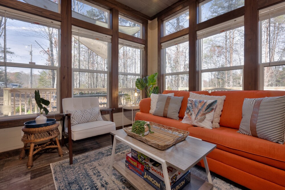 Fabulous Private modern tiny home with outdoor tub!