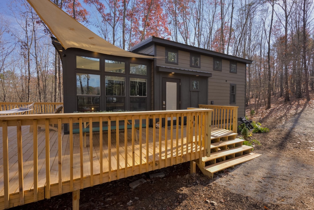 Fabulous Private modern tiny home with outdoor tub!