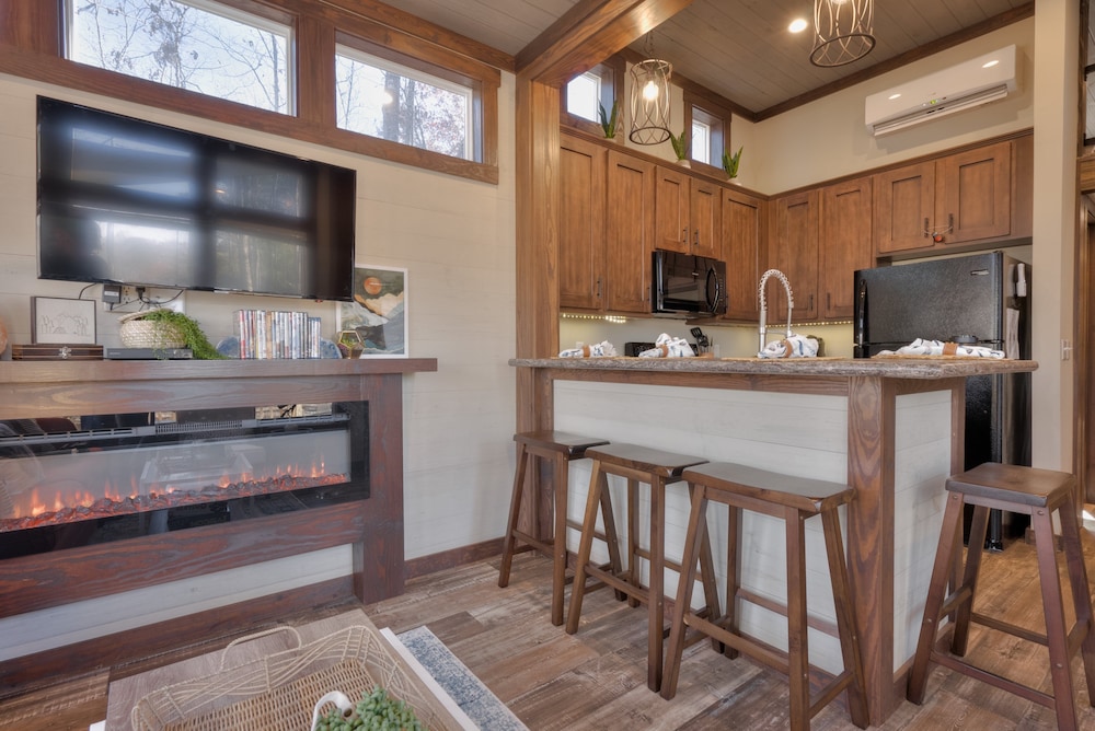 Fabulous Private modern tiny home with outdoor tub!