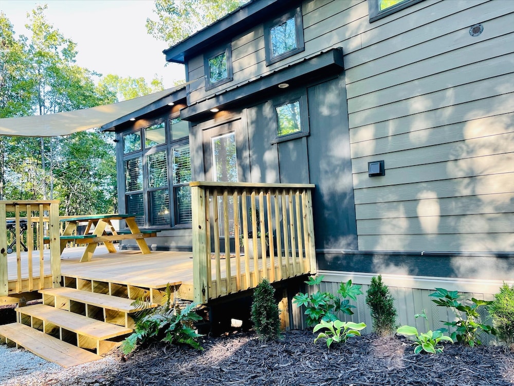 Fabulous Private modern tiny home with outdoor tub!