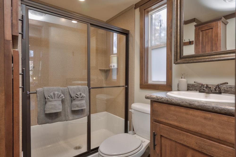 Fabulous Private modern tiny home with outdoor tub!