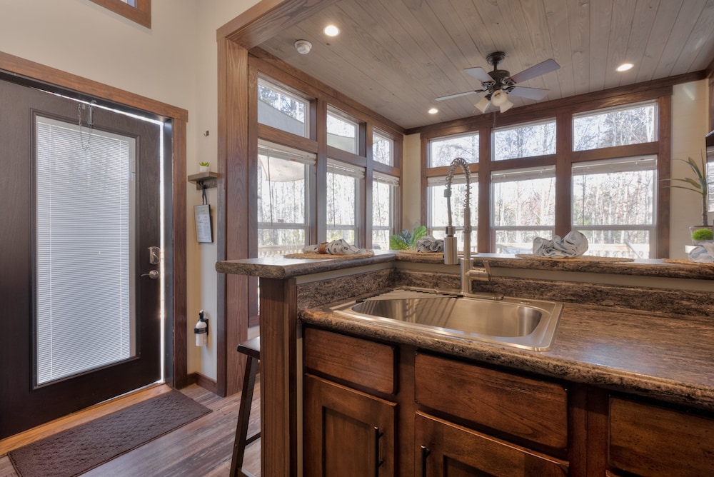 Fabulous Private modern tiny home with outdoor tub!