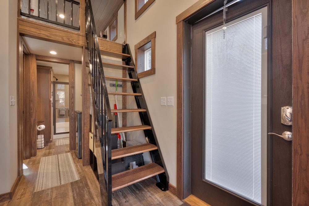 Fabulous Private modern tiny home with outdoor tub!