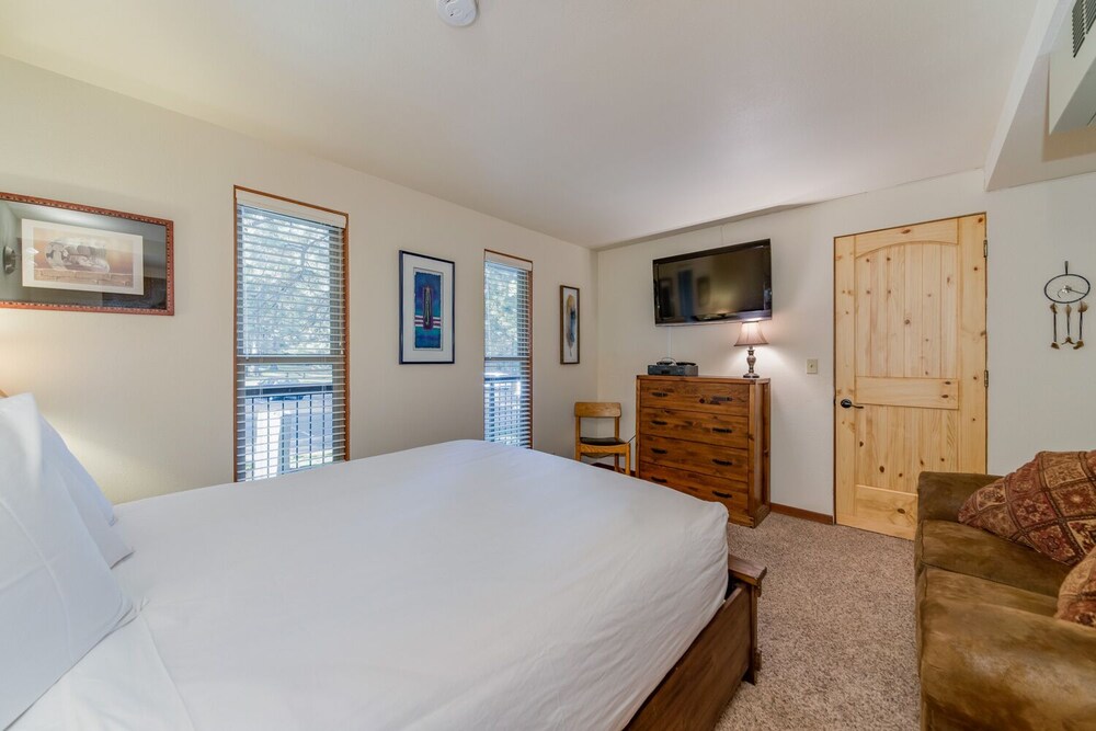 Beautiful updated one bedroom condo at Seventh Mountain Resort