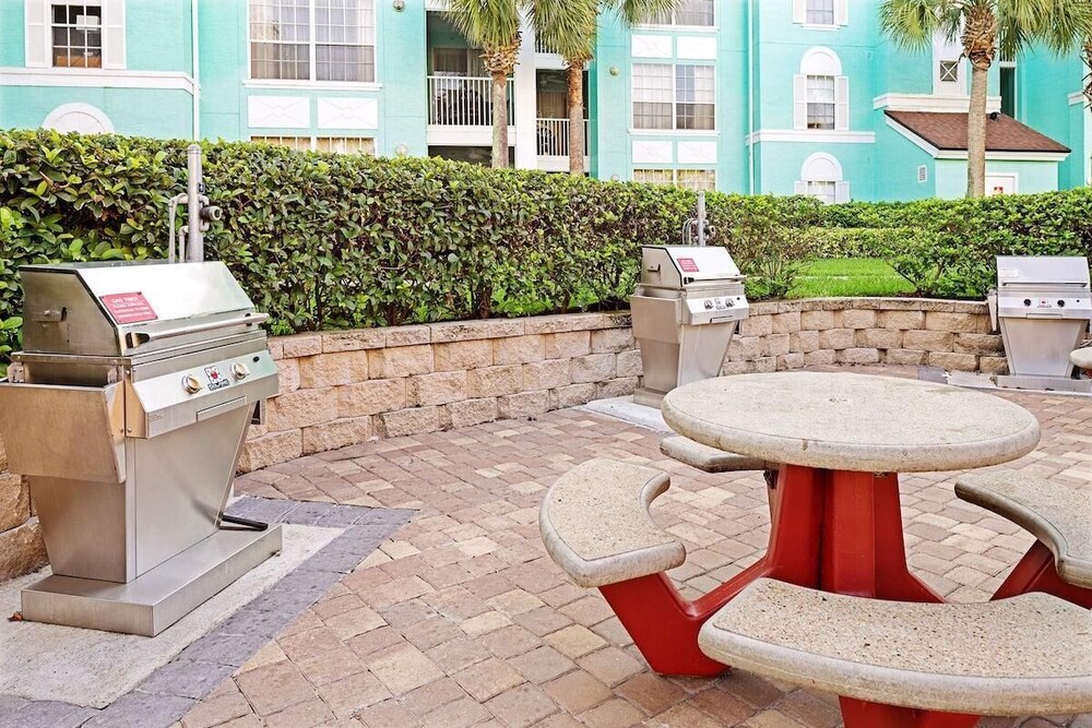 Walt Disney World! Great Unit, Two Outdoor Pools, Basketball, Mini-Golf